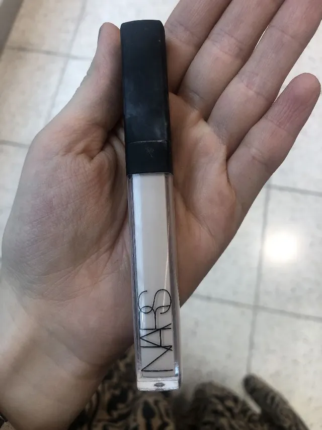 Nars Creamy radiant concealer, easy to apply , lasts long