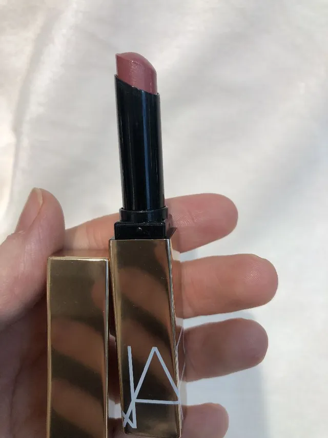 I love this Afterglow lipstick, leaves my lips hydrated with