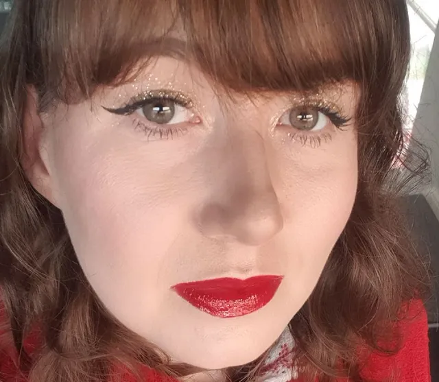 Sparkly gold eyes and a red lip.