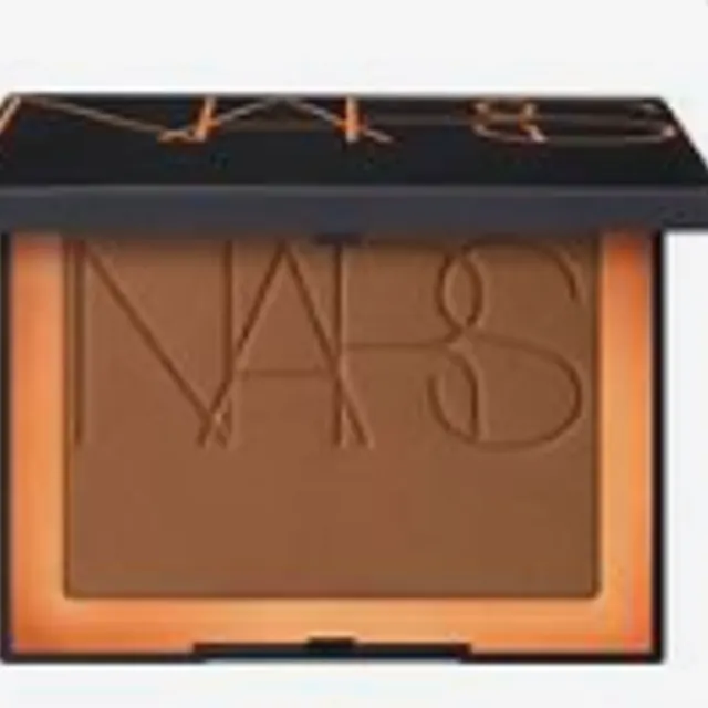 i absolutely adore this bronzer and tinted moistruiser! if i