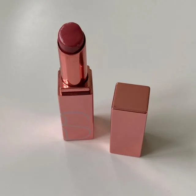 Lip glow in shade dolce vita. Everyday essential for a